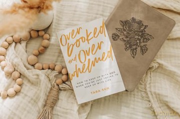 Overbooked and Overwhelmed: How to Keep Up with God When You're Just Trying to Keep Up with Life - Tara Sun [KSIĄŻKA]