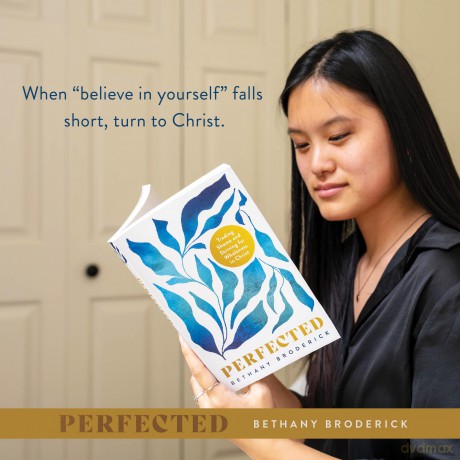 Perfected: Trading Shame and Striving for Wholeness in Christ - Broderick [KSIĄŻKA]