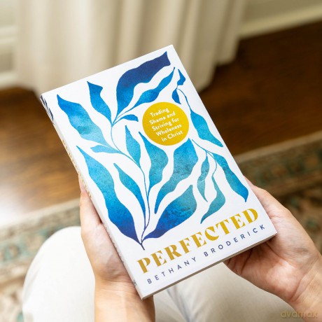 Perfected: Trading Shame and Striving for Wholeness in Christ - Broderick [KSIĄŻKA]