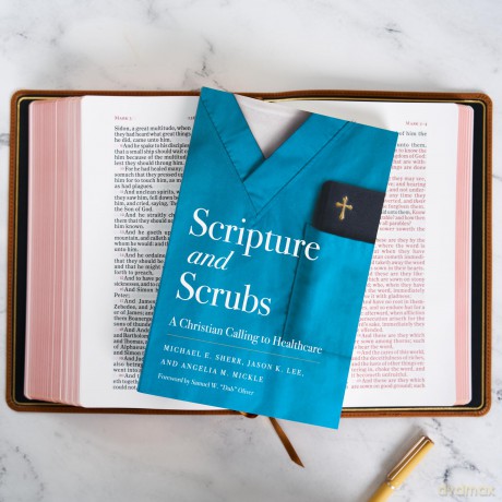 Scripture And Scrubs: A Christian Calling to Healthcare - Lee [KSIĄŻKA]