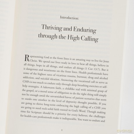 Scripture And Scrubs: A Christian Calling to Healthcare - Lee [KSIĄŻKA]