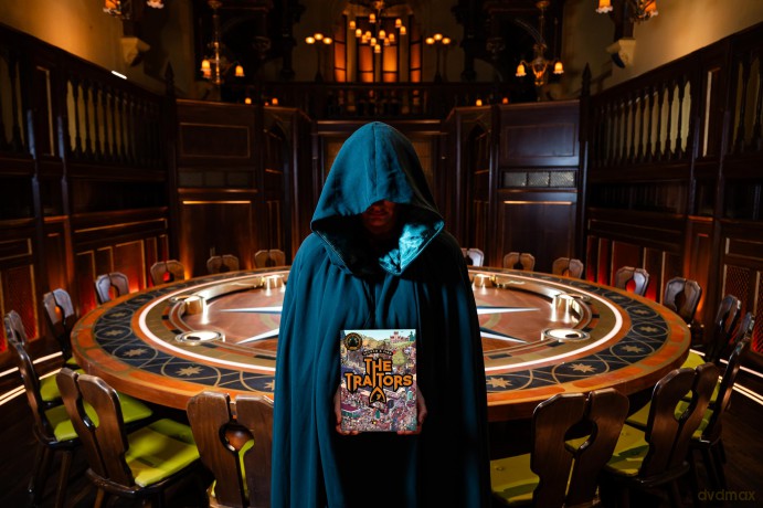 Search and Find: The Traitors: The official puzzle book based on the gripping gameplay of The Traitors - The perfect gift for families, teens and adult fans of the hit TV show! [KSIĄŻKA]