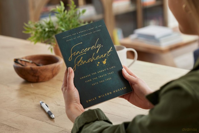 Sincerely, Stoneheart: Unmask the Enemy's Lies, Find the Truth That Sets You Free - Emily Wilson Hussem [KSIĄŻKA]