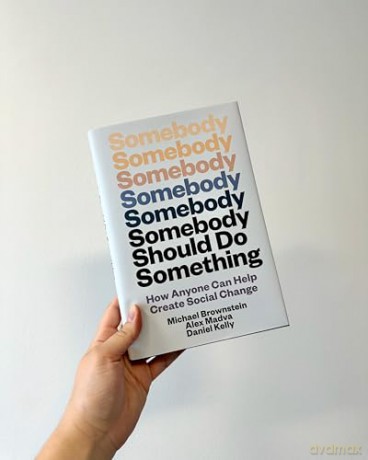 Somebody Should Do Something: How Anyone Can Help Create Social Change - Michael Brownstein [KSIĄŻKA]