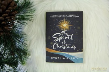 Spirit of Christmas, The: Discovering His Presence Throughout the Advent Season - Cynthia Ruchti [KSIĄŻKA]