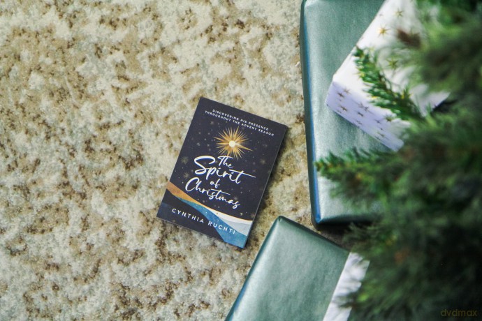Spirit of Christmas, The: Discovering His Presence Throughout the Advent Season - Cynthia Ruchti [KSIĄŻKA]