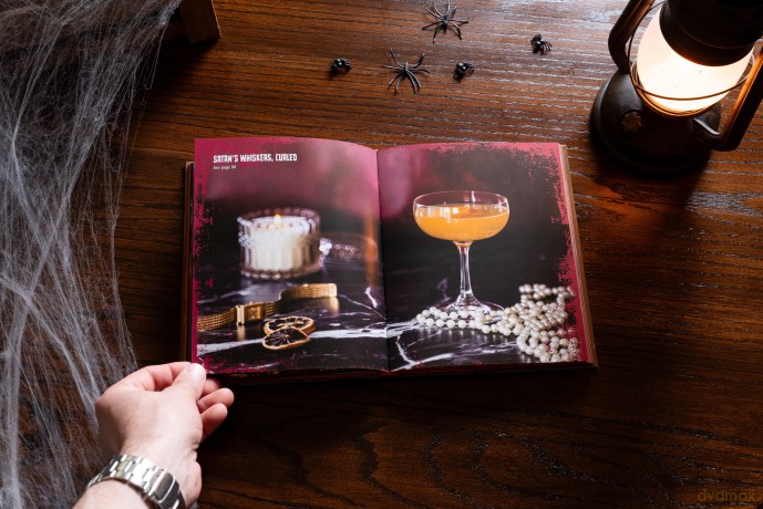 Spooky Cocktails: 100+ Spirited and Wickedly Delicious Drinks - Clair McLafferty [KSIĄŻKA]