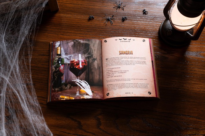 Spooky Cocktails: 100+ Spirited and Wickedly Delicious Drinks - Clair McLafferty [KSIĄŻKA]