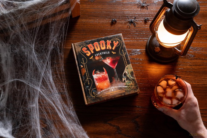 Spooky Cocktails: 100+ Spirited and Wickedly Delicious Drinks - Clair McLafferty [KSIĄŻKA]
