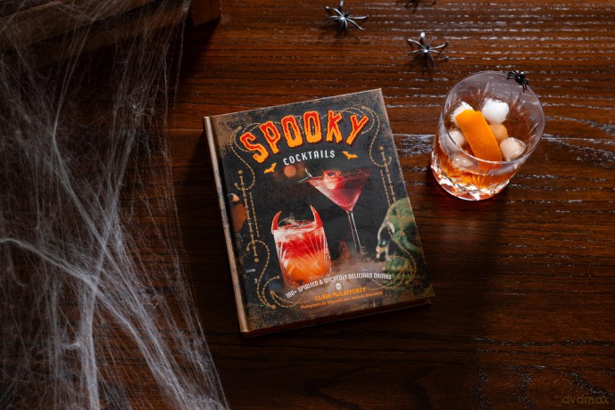 Spooky Cocktails: 100+ Spirited and Wickedly Delicious Drinks - Clair McLafferty [KSIĄŻKA]
