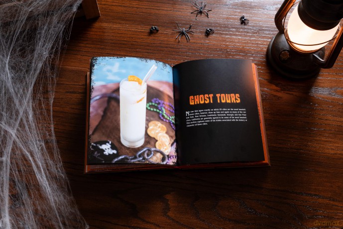 Spooky Cocktails: 100+ Spirited and Wickedly Delicious Drinks - Clair McLafferty [KSIĄŻKA]