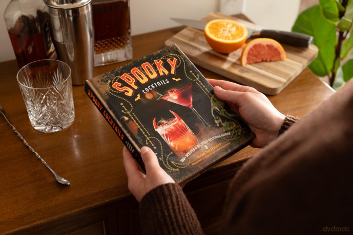 Spooky Cocktails: 100+ Spirited and Wickedly Delicious Drinks - Clair McLafferty [KSIĄŻKA]