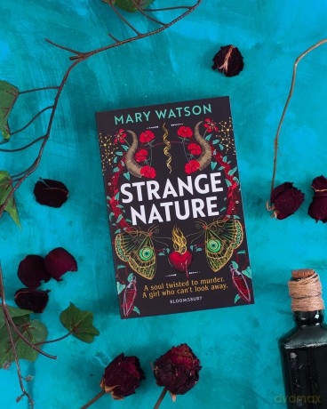 Strange Nature - Mary Watson [KSIĄŻKA]