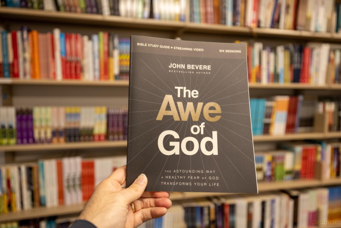 The Awe of God Bible Study Guide plus Streaming Video: The Astounding Way a Healthy Fear of God Transforms Your Life - John Bevere [KSIĄŻKA]
