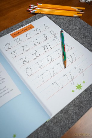The Beginner's Cursive Handwriting Workbook: Learn to Write Cursive with Wacky Jokes and Puzzles - Connie Sloane [KSIĄŻKA]