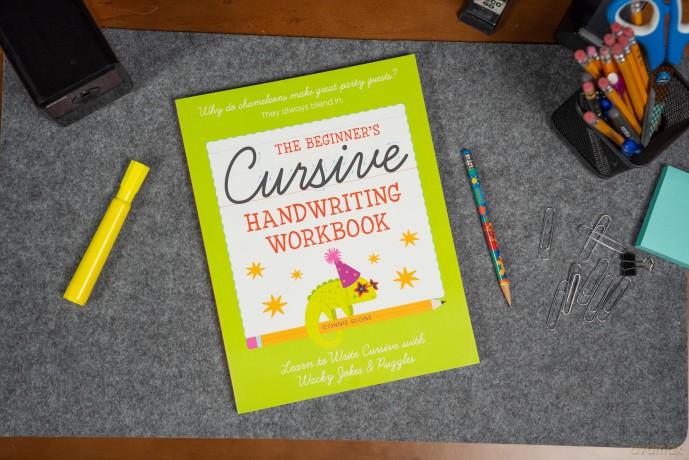 The Beginner's Cursive Handwriting Workbook: Learn to Write Cursive with Wacky Jokes and Puzzles - Connie Sloane [KSIĄŻKA]