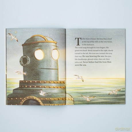 The Coming of the Iron Man: The classic children's story as you've never seen it before - Ted Hughes [KSIĄŻKA]
