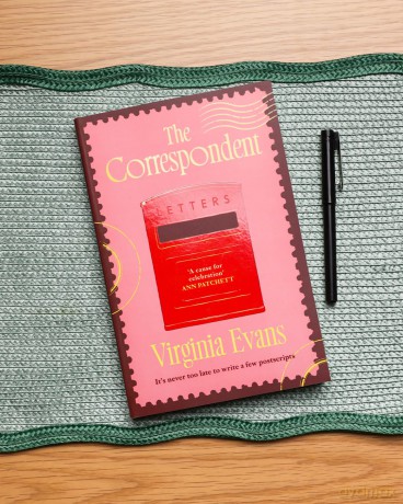 The Correspondent: Radio 2 Book Club Pick - a witty and uplifting novel told through one woman's unforgettable letters - Virginia Evans [KSIĄŻKA]