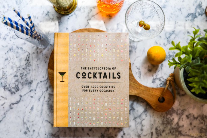 The Encyclopedia of Cocktails: Over 1,000 Cocktails for Every Occasion - The Coastal Kitchen [KSIĄŻKA]