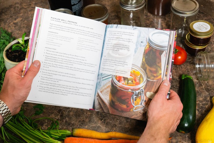 The Essential Canning Cookbook: Water Bath and Pressure Canning Recipes for Every Season - Molly Bravo [KSIĄŻKA]