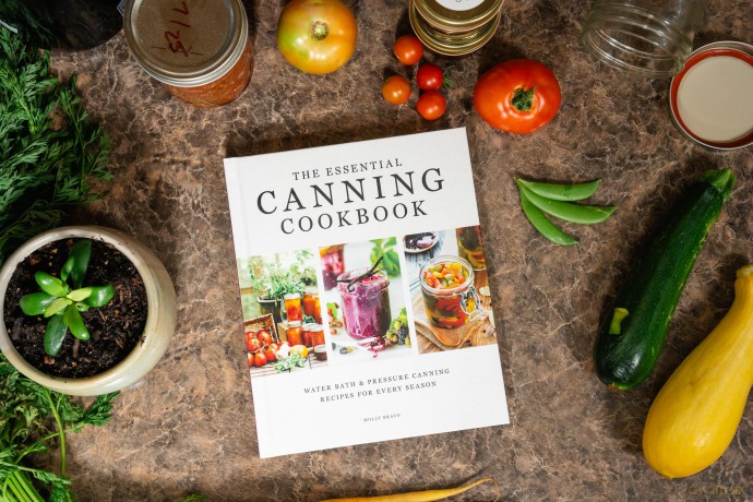 The Essential Canning Cookbook: Water Bath and Pressure Canning Recipes for Every Season - Molly Bravo [KSIĄŻKA]