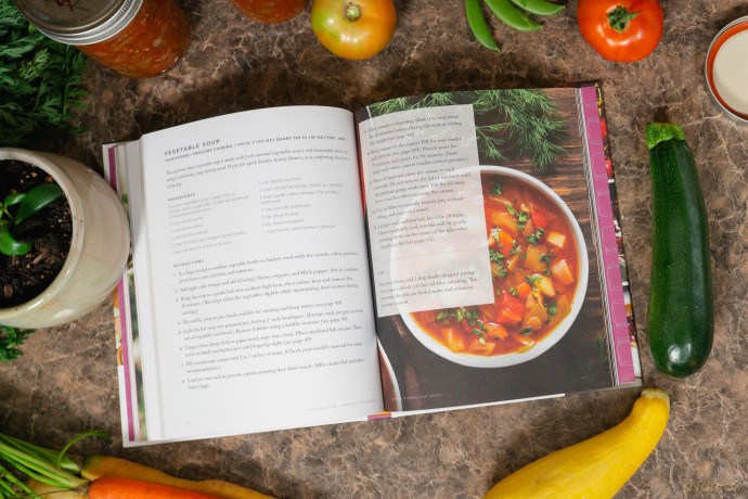 The Essential Canning Cookbook: Water Bath and Pressure Canning Recipes for Every Season - Molly Bravo [KSIĄŻKA]