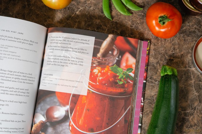 The Essential Canning Cookbook: Water Bath and Pressure Canning Recipes for Every Season - Molly Bravo [KSIĄŻKA]
