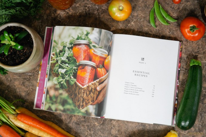 The Essential Canning Cookbook: Water Bath and Pressure Canning Recipes for Every Season - Molly Bravo [KSIĄŻKA]
