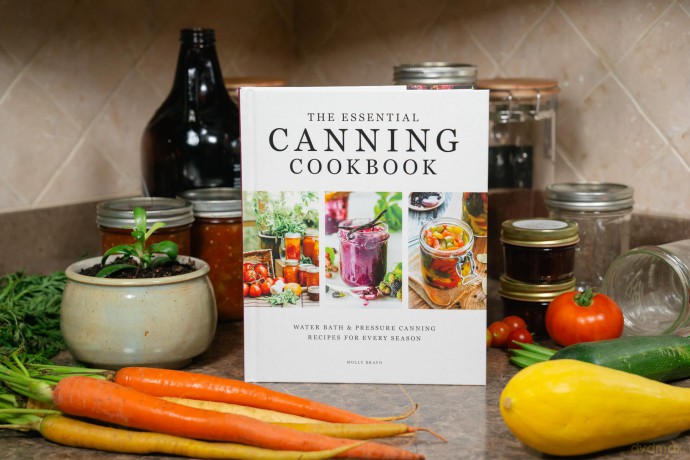 The Essential Canning Cookbook: Water Bath and Pressure Canning Recipes for Every Season - Molly Bravo [KSIĄŻKA]