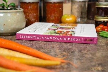 The Essential Canning Cookbook: Water Bath and Pressure Canning Recipes for Every Season - Molly Bravo [KSIĄŻKA]