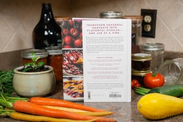 The Essential Canning Cookbook: Water Bath and Pressure Canning Recipes for Every Season - Molly Bravo [KSIĄŻKA]