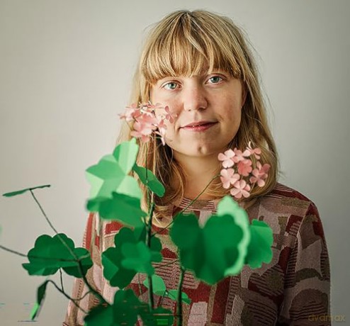 The Kew Book of Paper Gardens: 50 botanical paper projects to make - Fideli Sundqvist [KSIĄŻKA]