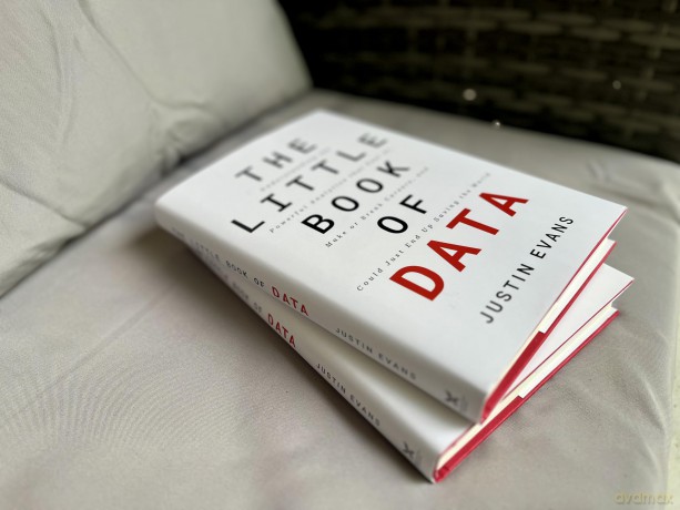 The Little Book of Data: Understanding the Powerful Analytics that Fuel AI, Make or Break Careers, and Could Just End Up Saving the World - Justin Evans [KSIĄŻKA]