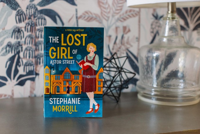The Lost Girl of Astor Street: A Piper Sail Mystery - Stephanie Morrill [KSIĄŻKA]