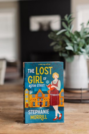 The Lost Girl of Astor Street: A Piper Sail Mystery - Stephanie Morrill [KSIĄŻKA]