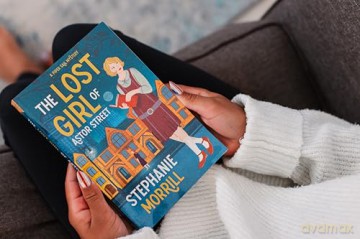 The Lost Girl of Astor Street: A Piper Sail Mystery - Stephanie Morrill [KSIĄŻKA]