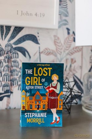 The Lost Girl of Astor Street: A Piper Sail Mystery - Stephanie Morrill [KSIĄŻKA]
