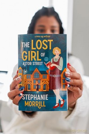 The Lost Girl of Astor Street: A Piper Sail Mystery - Stephanie Morrill [KSIĄŻKA]