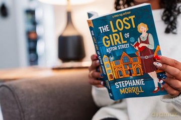 The Lost Girl of Astor Street: A Piper Sail Mystery - Stephanie Morrill [KSIĄŻKA]