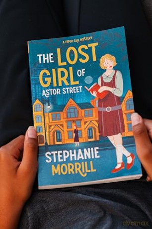 The Lost Girl of Astor Street: A Piper Sail Mystery - Stephanie Morrill [KSIĄŻKA]