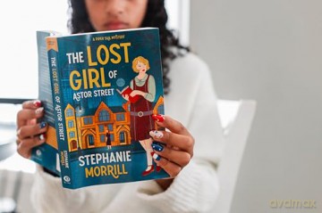 The Lost Girl of Astor Street: A Piper Sail Mystery - Stephanie Morrill [KSIĄŻKA]