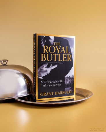 The Royal Butler: My remarkable life of royal service with Queen Elizabeth II, King Charles III and many more - Grant Harrold [KSIĄŻKA]