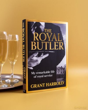 The Royal Butler: My remarkable life of royal service with Queen Elizabeth II, King Charles III and many more - Grant Harrold [KSIĄŻKA]