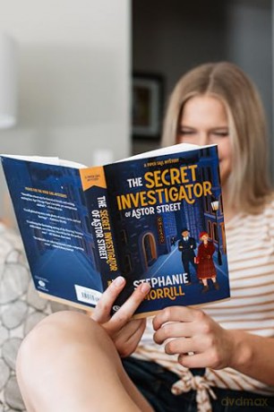 The Secret Investigator of Astor Street: A Piper Sail Mystery - Stephanie Morrill [KSIĄŻKA]