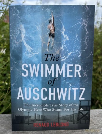 The Swimmer of Auschwitz: The Incredible True Story of the Olympic Hero Who Swam For His Life - Renaud Leblond [KSIĄŻKA]