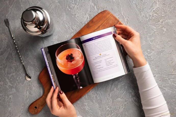 Tokyo Cocktails: An Elegant Collection of Over 100 Recipes Inspired by the Eastern Capital - Nicholas Coldicott [KSIĄŻKA]