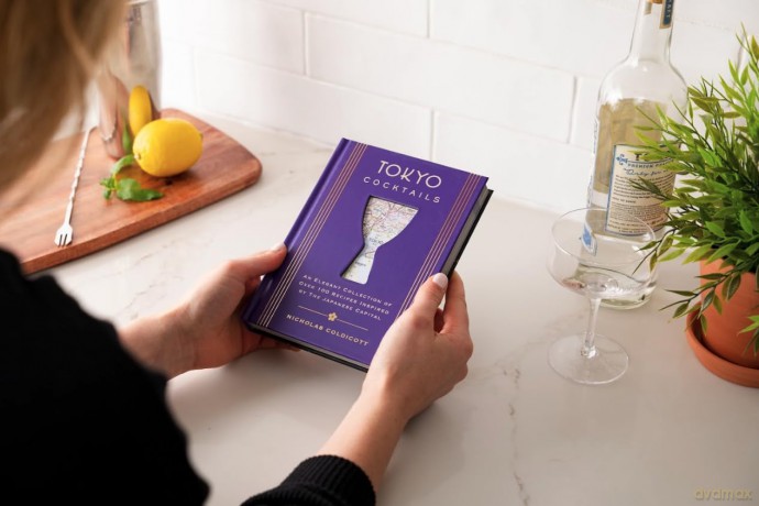 Tokyo Cocktails: An Elegant Collection of Over 100 Recipes Inspired by the Eastern Capital - Nicholas Coldicott [KSIĄŻKA]