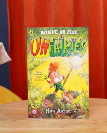 Unfairies: A bestselling graphic novel series where the battles are mighty - but miniature: 1 - Huw Aaron [KSIĄŻKA]
