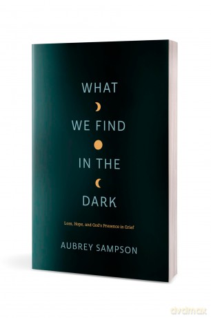 What We Find in the Dark: Loss, Hope, and God's Presence in Grief - Aubrey Sampson [KSIĄŻKA]