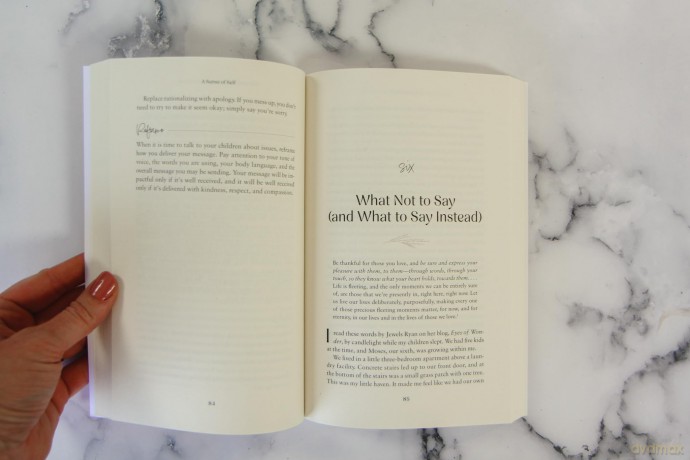 Words Like Honey: How to Avoid Unintentional Harm, Model Kindness, and Nurture Your Child's Faith Through What You Say - Amy Hughes [KSIĄŻKA]